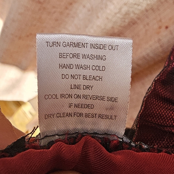 Red & Black Strappless lace dress - Picture 7 of 8